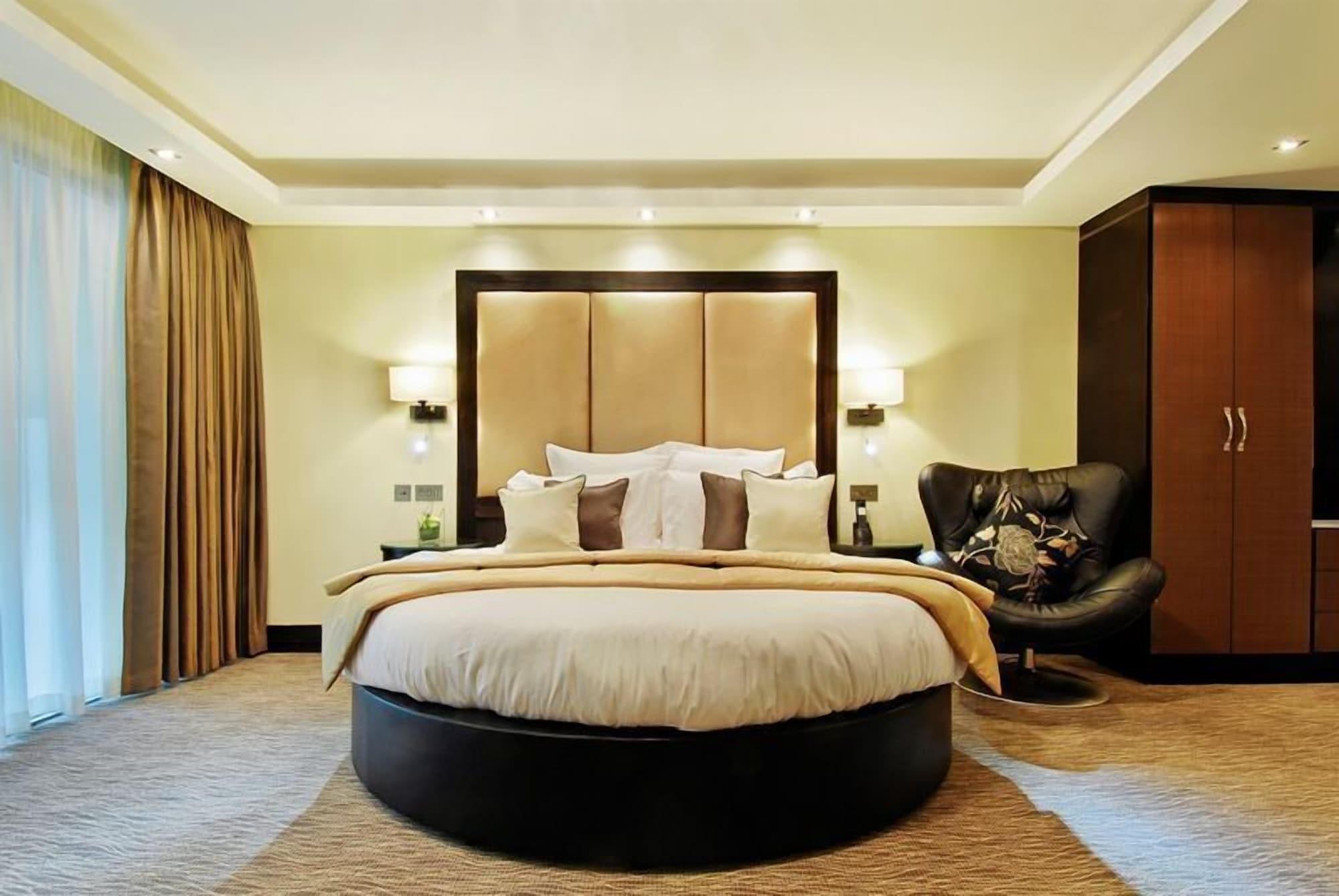 Montcalm Mayfair, Autograph Collection Лондон Номер фото A bedroom at the Taj Bengal