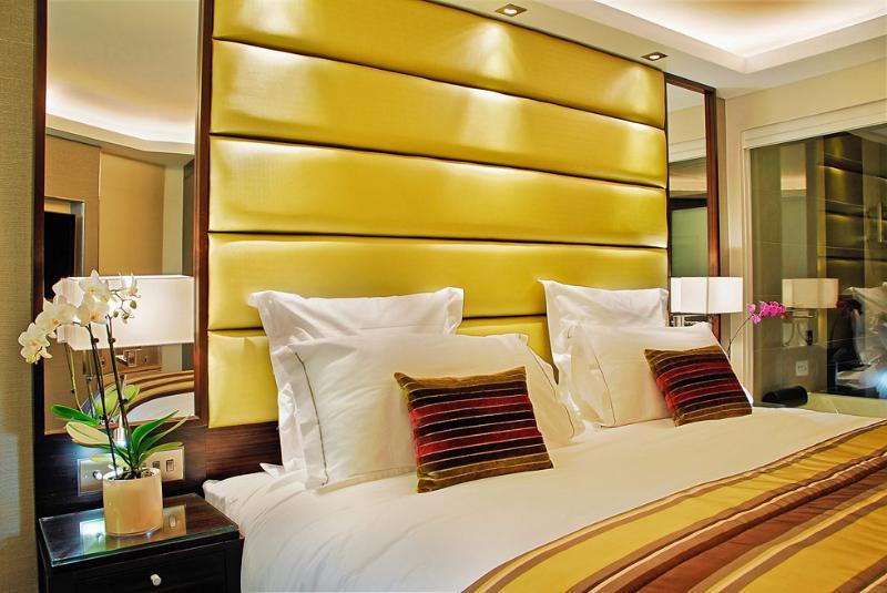 Montcalm Mayfair, Autograph Collection Лондон Екстер'єр фото A bedroom at the Mandarin Oriental, London