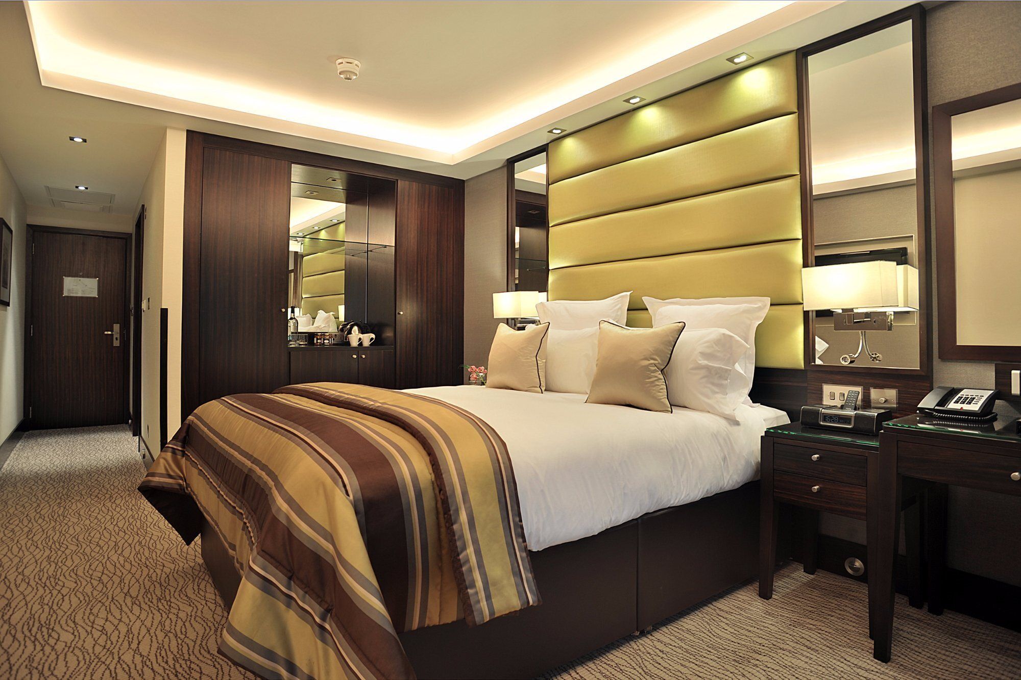 Montcalm Mayfair, Autograph Collection Лондон Екстер'єр фото A bedroom at the InterContinental London Park Lane